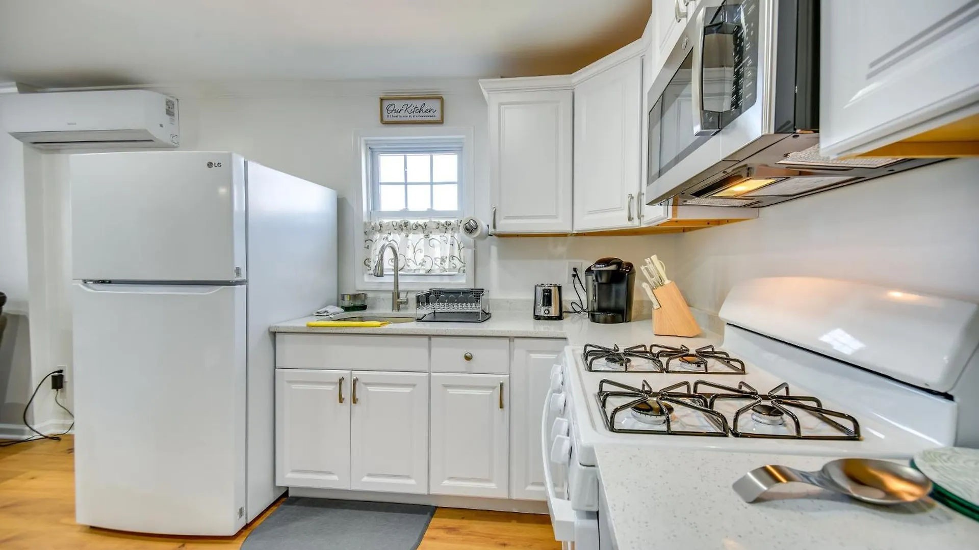 Apartment Less Than 1 Mi To Beaches Central Norfolk Apartment! North Camellia Acres