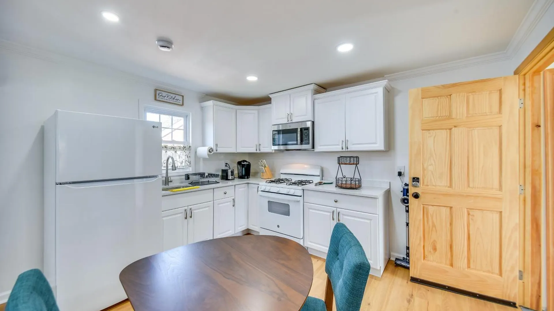 Less Than 1 Mi To Beaches Central Norfolk Apartment! North Camellia Acres United States