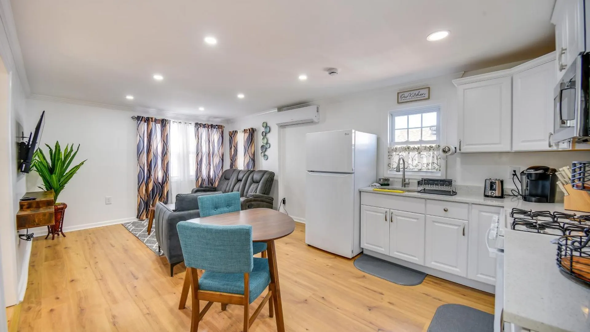 Less Than 1 Mi To Beaches Central Norfolk Apartment! North Camellia Acres Apartment